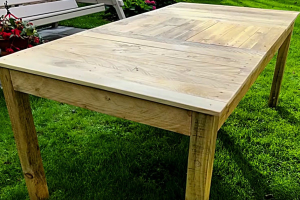 Make a DIY table out of recycled upcycled pallets