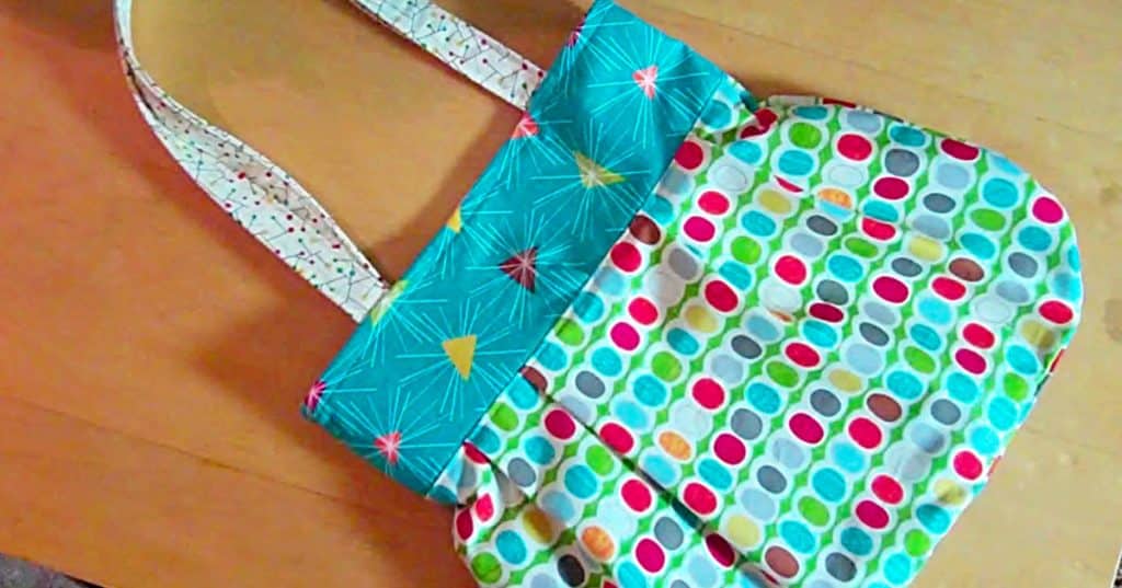 Make a reversible bag with two kinds of contrasting fabric