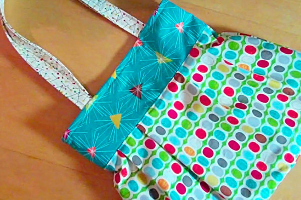 Make a reversible bag with two kinds of contrasting fabric