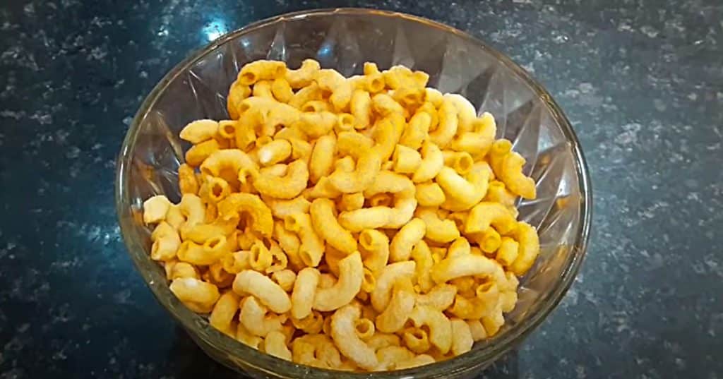Make fried macaroni snacks