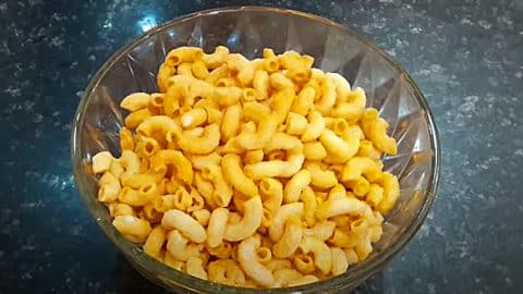 Turn Dried Pasta Into Macaroni Snacks | DIY Joy Projects and Crafts Ideas