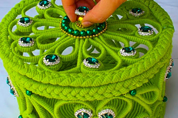 Make a diy jewelry box with newspaper and yarn
