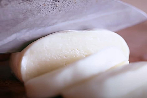 Make homemade mozzarella with liquid rennet