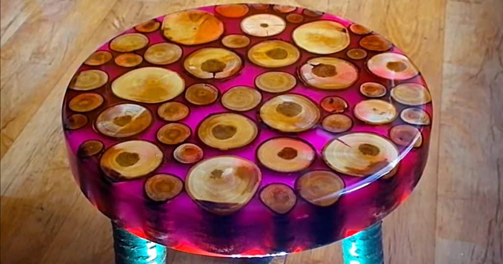 Make a stool with epoxy resin and tree branches