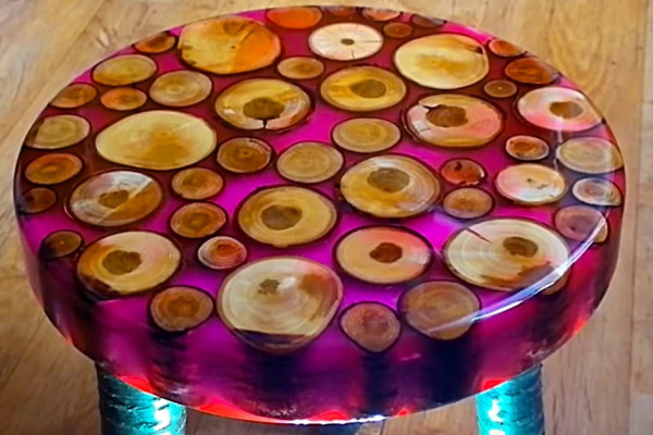 Make a stool with epoxy resin and tree branches