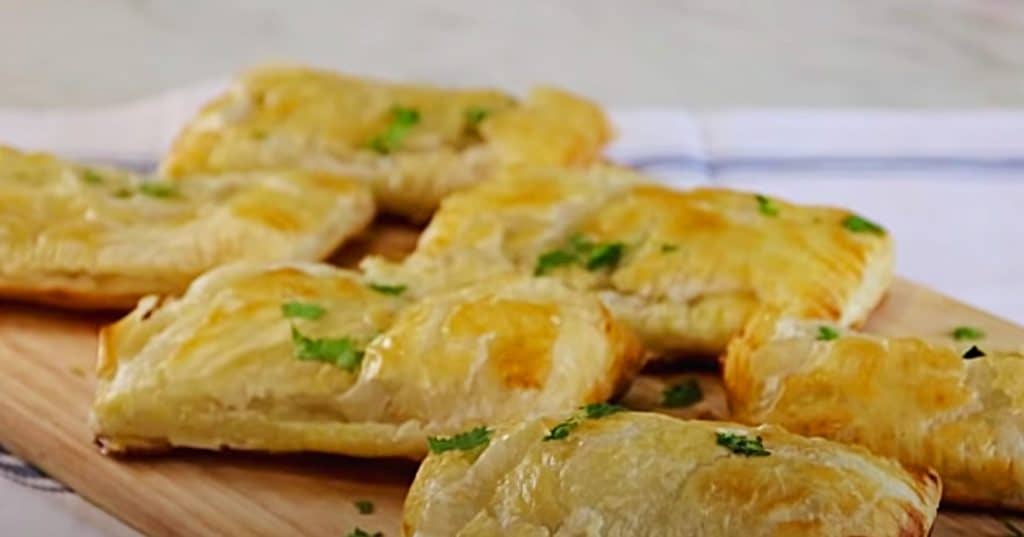 Make tuna pies with puff pastry