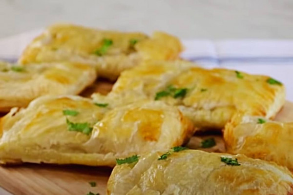 Make tuna pies with puff pastry