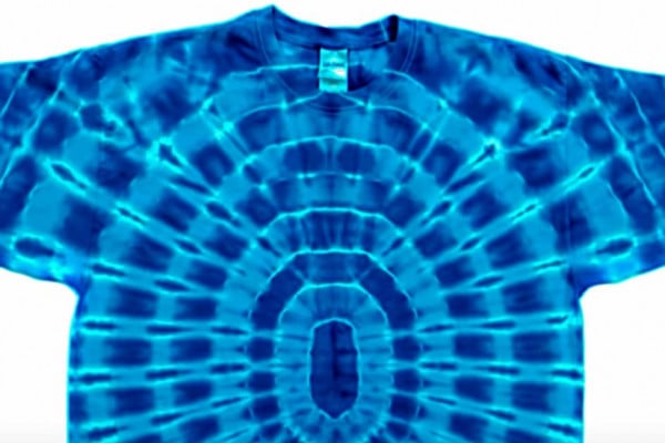 Make a tie dye t shirt with a water drop technique