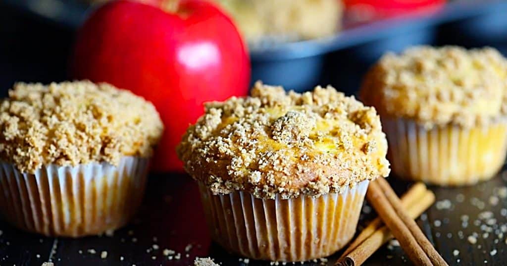 How to make apple muffins with a streusel top