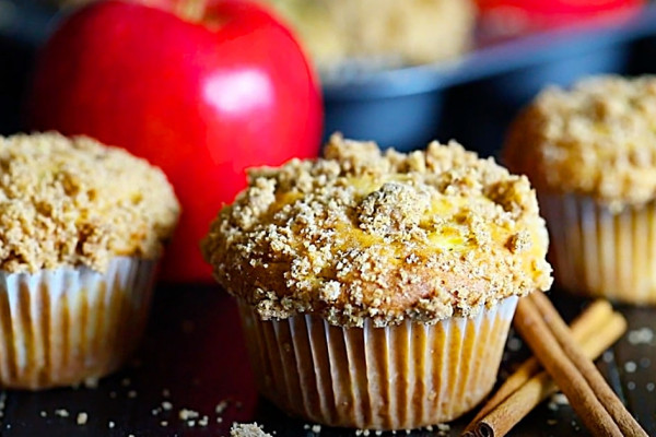How to make apple muffins with a streusel top