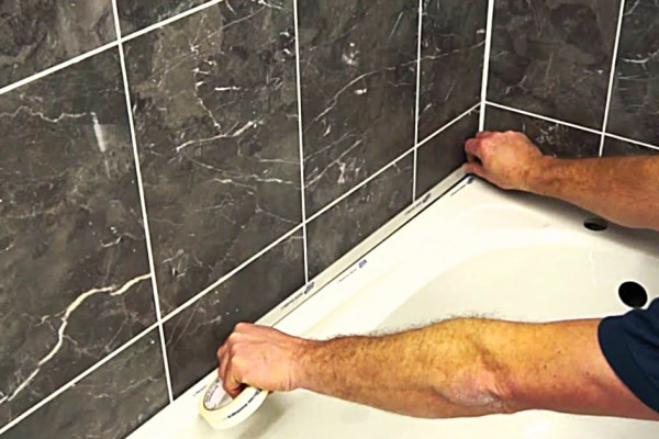 How to apply silicone caulk to a bathtub