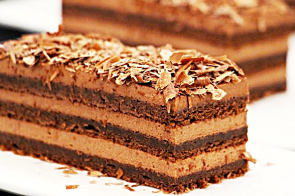 Make a three layer chocolate coffee with chantilly chocolate cream