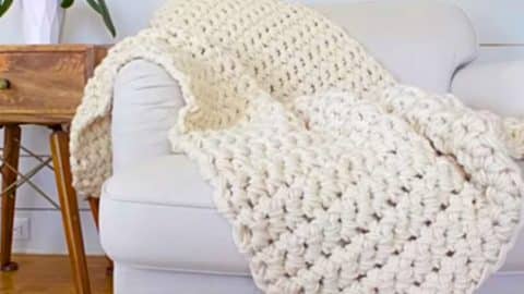 How To Finger Crochet A Blanket In An Hour | DIY Joy Projects and Crafts Ideas
