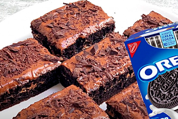 Make an Oreo cookie cake