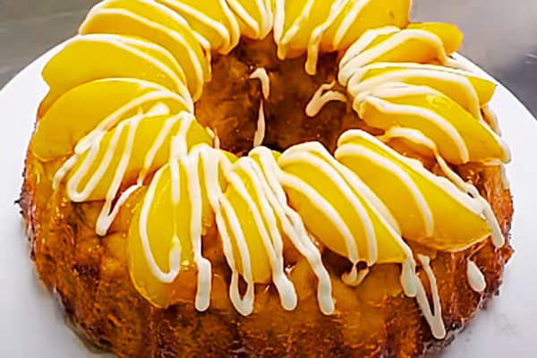 How to make a peach cobbler bundt cake with canned peaches