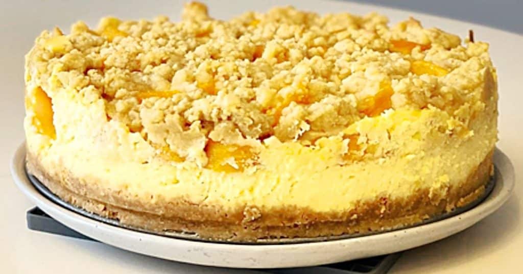 How to make a peach cheesecake cobbler with canned peaches