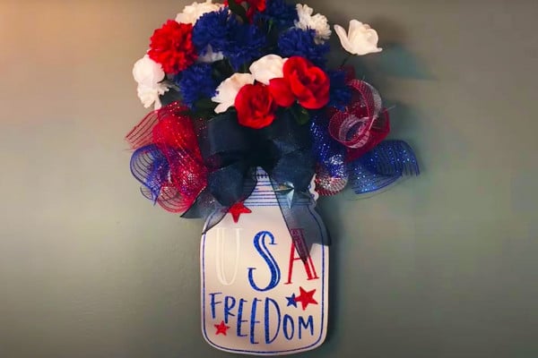 DIY Fourth of July Mason Jar Wreath | DIY Crafts