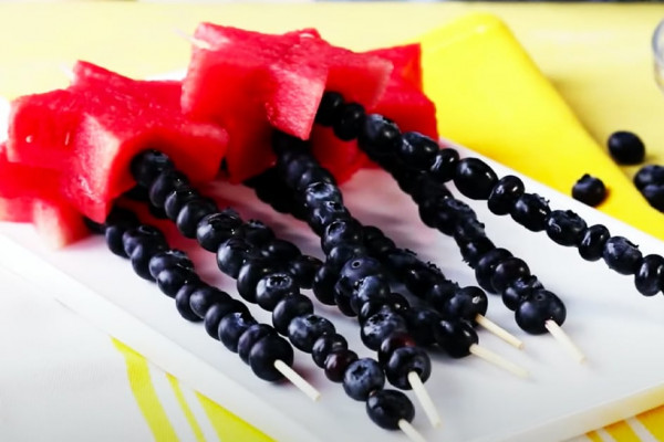 How To Make Fourth Of July Fruit Kabobs | Homemade Recipes