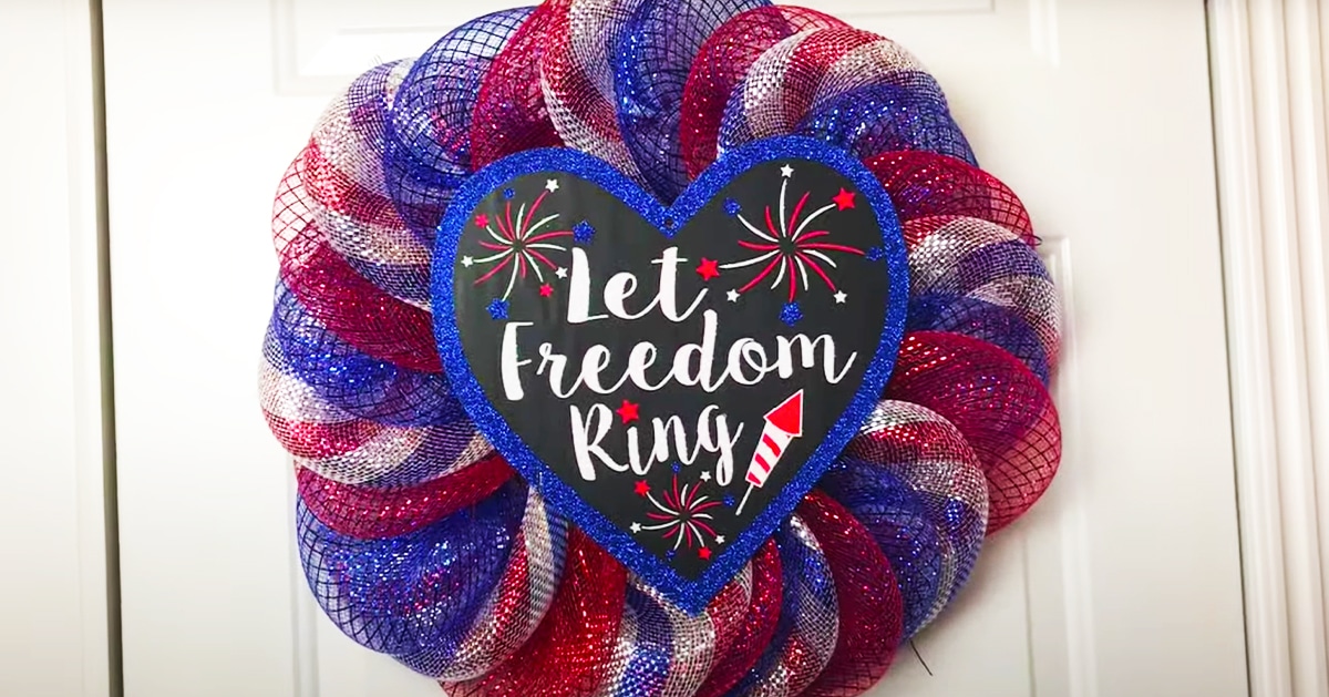 DIY Fourth Of July Deco Mesh Wreath | DIY Joy Projects and Crafts Ideas