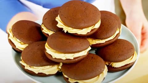 How To Make Chocolate Peanut Butter Whoopie Pies | DIY Joy Projects and Crafts Ideas