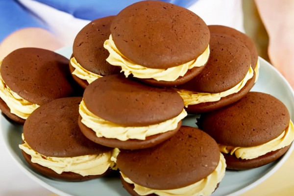 How To Make Chocolate Peanut Butter Whoopie Pies | Homemade Recipes