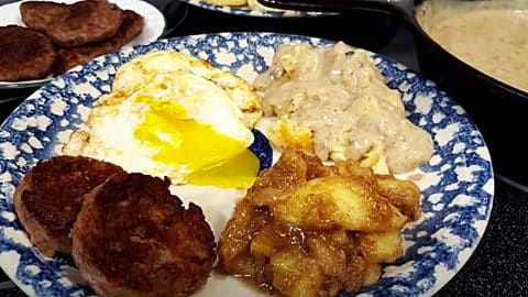Tips for Making the Best Sausage Gravy | DIY Joy Projects and Crafts Ideas