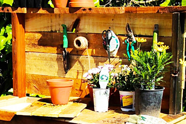 How To Make a Rustic Potting Bench From Old Pallets With Free Plans