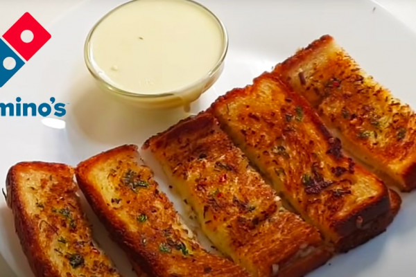 Copycat Domino's Style Cheesy Garlic Bread With Cheese Dip Recipe | Copycat Recipes