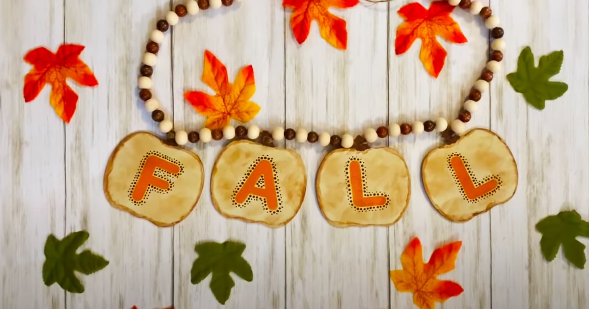 Fall Crafts: DIY Dollar Tree Pumpkin Garland | DIY Joy Projects and Crafts Ideas