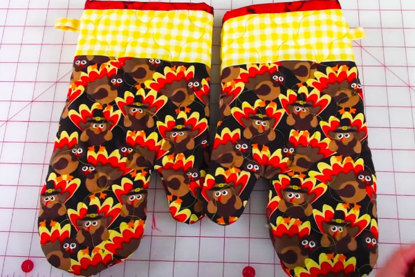How To Sew Fall Oven Mitts - DIY Sewing Project