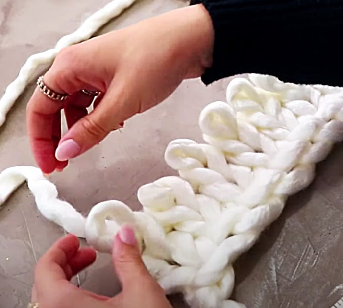 How To Finger Knit A Baby Blanket - DIY Chunky Blanket - Handmade Chunky Blanket