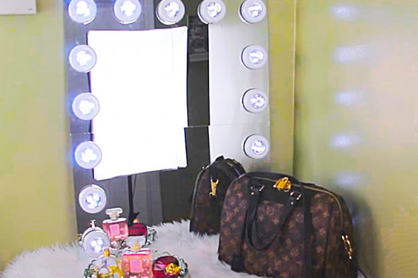 How To Make A Hollywood Vanity Mirror - Dollar Tree DIY - DIY Mirror Idea