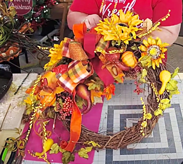 How To Make A Wreath At Home - DIY Craft Ideas - Outdoor Fall Decor