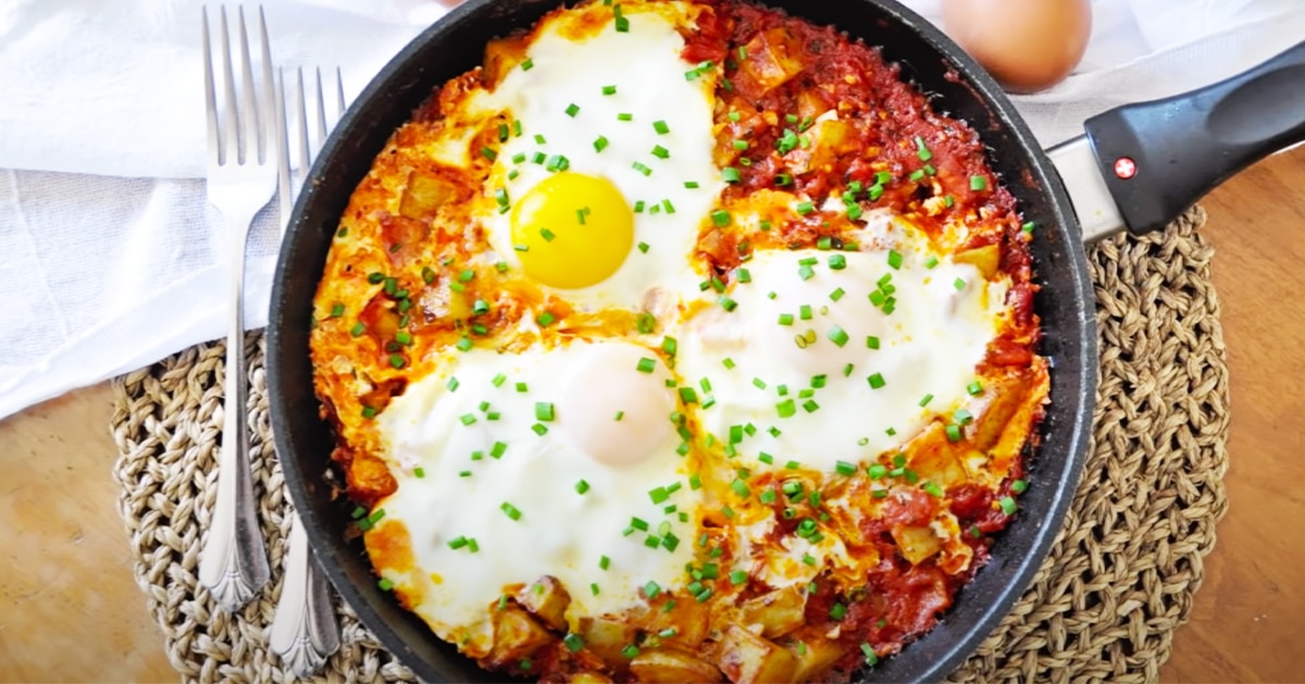 Breakfast Skillet With Roasted Potatoes And Eggs | DIY Joy Projects and Crafts Ideas