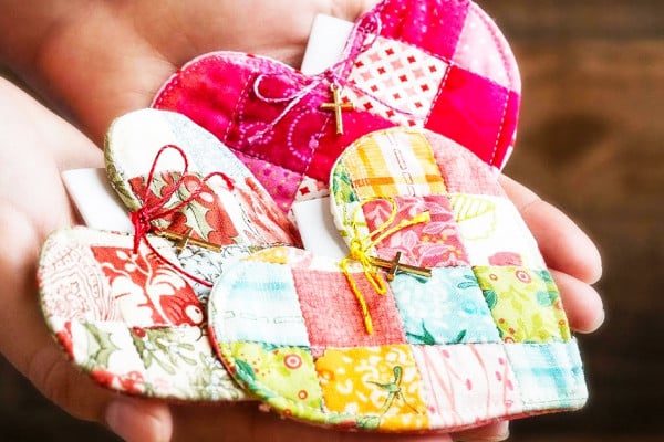 DIY Patchwork Heart Prayer Quilt With Free Pattern - Prayer Patchwork - Quilting
