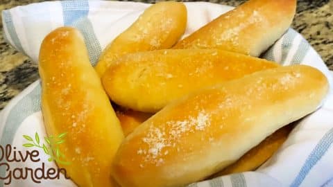 How To Make Copycat Olive Garden Breadsticks | DIY Joy Projects and Crafts Ideas