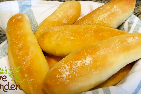 How To Make Copycat Olive Garden Breadsticks | Copycat Recipes