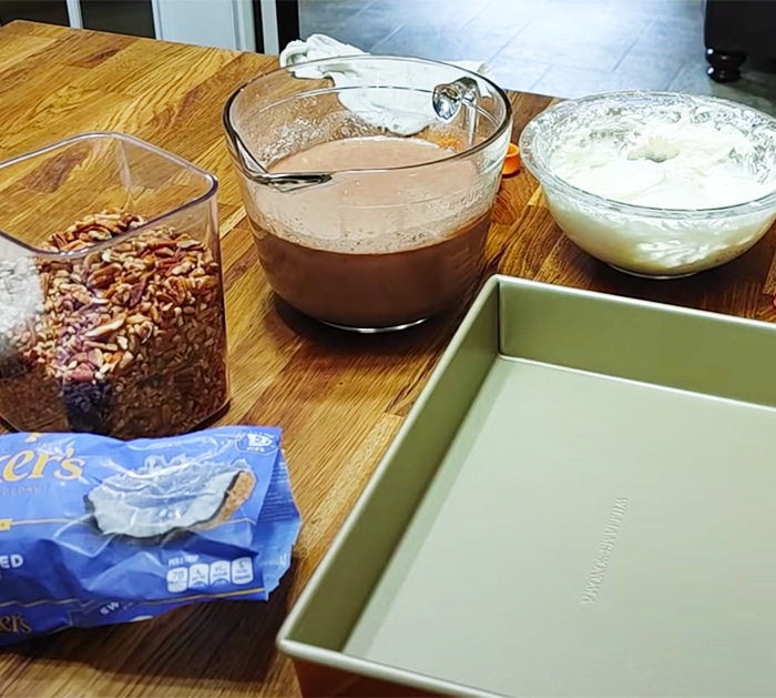 Use Cake Box Mix To Make Earthquake Cake - Cake Mix Recipes - Easy Dessert Recipes