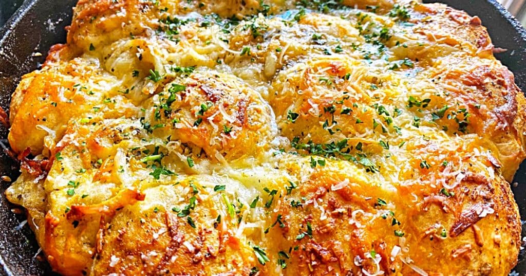 Stuffed Cheesy Biscuit Bread - Easy Garlic Bread Recipe - Canned Biscuit Ideas
