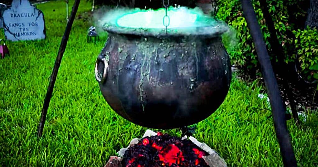 How To Make a Witch'e Cauldron Yard Prop - Halloween Yard decor Ideas - DIY Faux Coal Fire