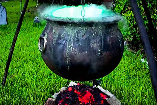 How To Make a Witch'e Cauldron Yard Prop - Halloween Yard decor Ideas - DIY Faux Coal Fire
