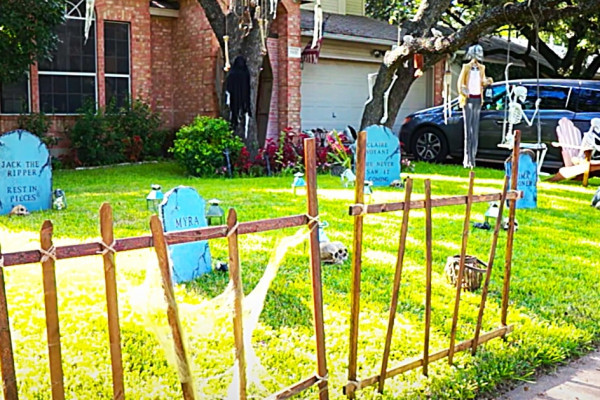 How To Make A Halloween Fence - DIY Halloween Decor - Halloween Ideas