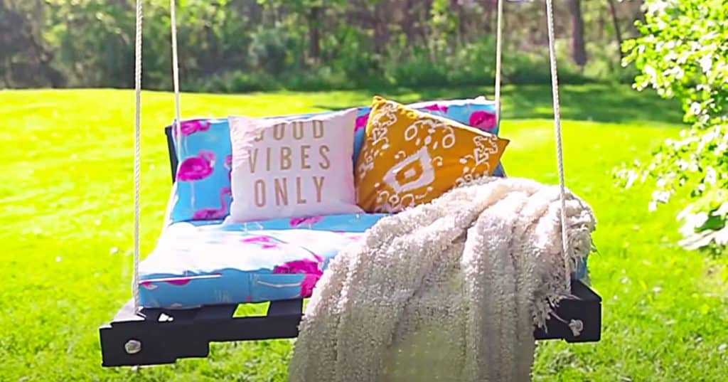 How To Make A Pallet Swing - Pallet Ideas - DIY Outdoor Swing