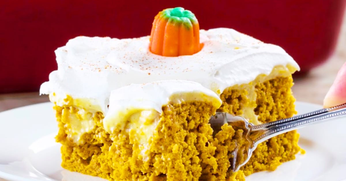 Pumpkin Spice Poke Cake Recipe | DIY Joy Projects and Crafts Ideas