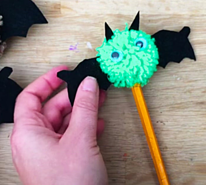 DIY Pencil Decoration - DIY Pom Pom Bats - Halloween Pom Pom Animals