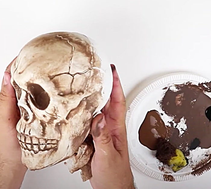 DIY Skull Chandelier - How To make Halloween Decor - DIY Halloween Decor