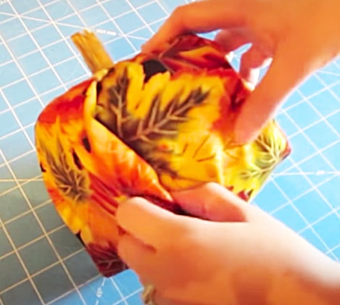 Wrap Toilet Paper Rolls To Make Pumpkins - DIY Autumn Crafts - Bathroom Ideas