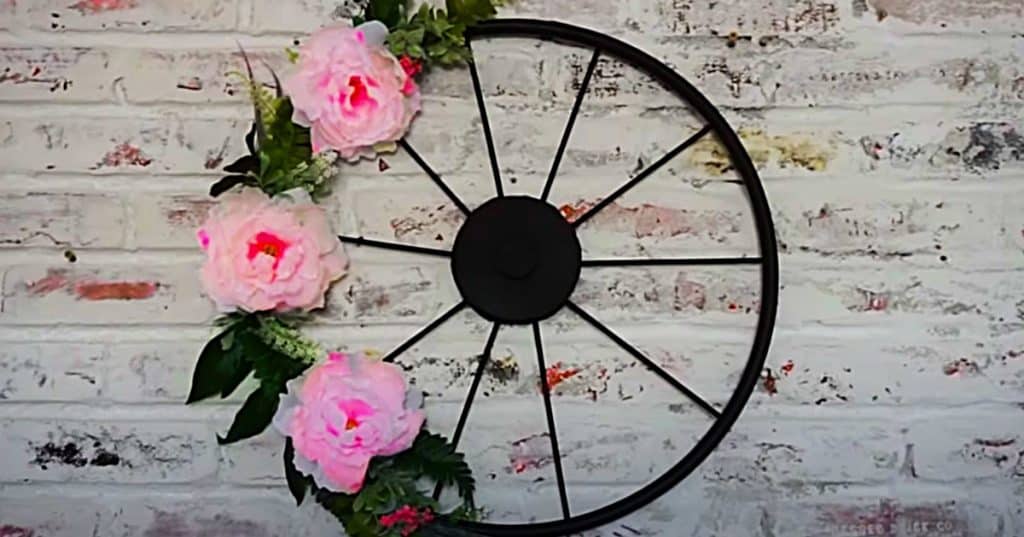 DIY Wagon Wheel Wreath - Dollar Tree Craft Ideas - DIY Wreath Ideas
