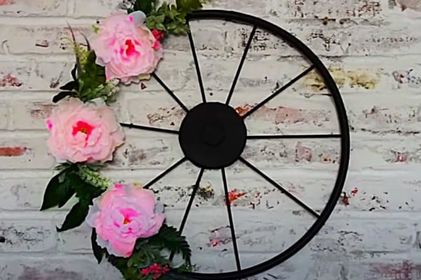DIY Wagon Wheel Wreath - Dollar Tree Craft Ideas - DIY Wreath Ideas