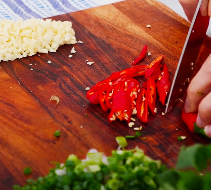 Use Red chili Peppers To Make Spicy Garlic Shrimp - 4 Minute Recipes - Easy Asian Recipes